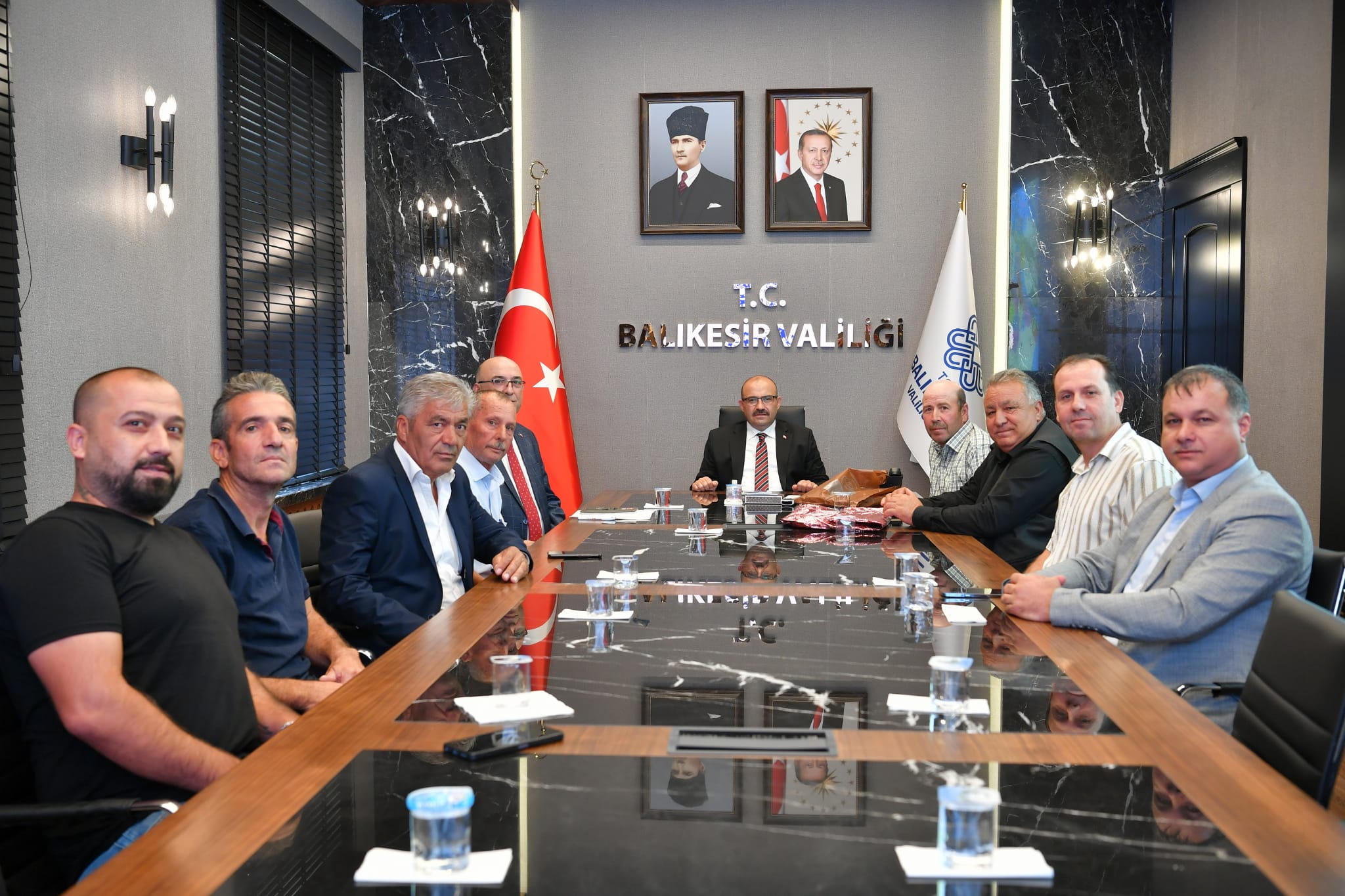 Vali Ustaoğlu, muhtarlarla buluştu.