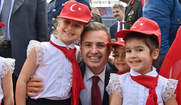 BALIKESİR’DE 23 NİSAN COŞKUSU SOKAKLARA SIĞMADI