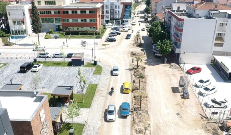 Gönen Belediyesi, Işık Caddesinde Yenileme Çalışmalarına Başladı