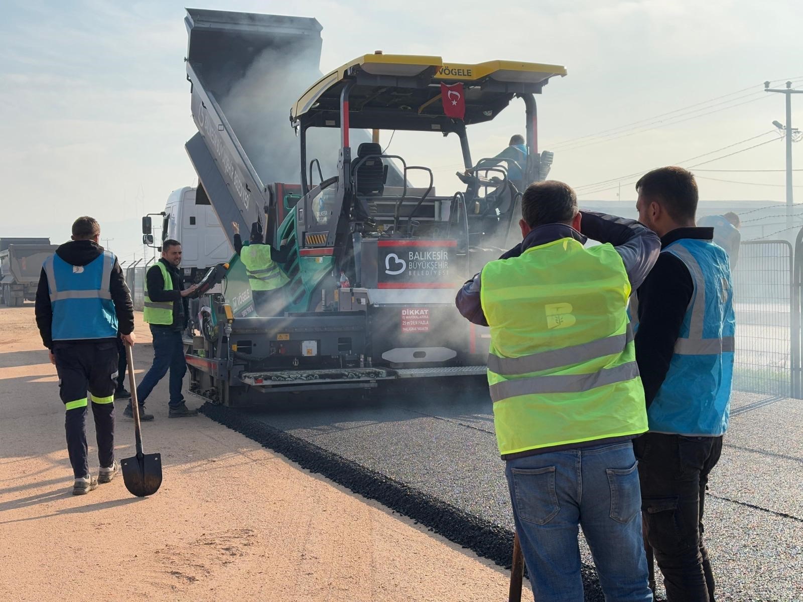 GÖNEN SANAYİ ESNAFININ YOL ÇİLESİ SONA ERDİ BALIKESİR BÜYÜKŞEHİR BELEDİYESİ'NDEN GÖNEN SANAYİ SİTESİ'NE KONFORLU ULAŞIM GÖNEN SANAYİ SİTESİ'NDE YOL SORUNU ÇÖZÜLDÜ