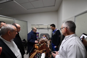 GÖNEN'DEKİ SERVİS KAZASI SONRASI VALİ USTAOĞLU'NDAN HASTANE ZİYARETİ
