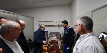 GÖNEN'DEKİ SERVİS KAZASI SONRASI VALİ USTAOĞLU'NDAN HASTANE ZİYARETİ