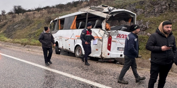 Balıkesir’de işçi servisi devrildi: 4’ü ağır 26 yaralı