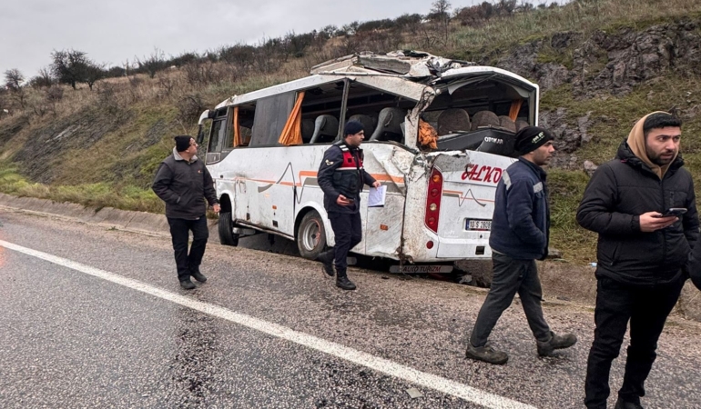 Balıkesir’de işçi servisi devrildi: 4’ü ağır 26 yaralı