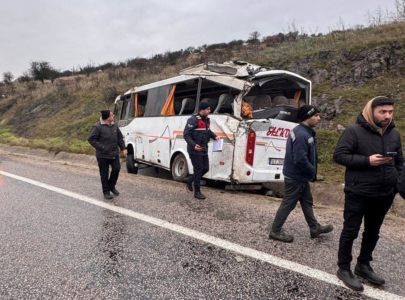 BALIKESİR'DE İŞÇİ SERVİSİ DEVRİLDİ: 4'Ü AĞIR 26 YARALI