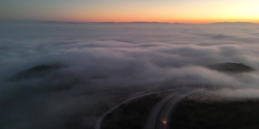 GÖNEN'DE SİS ETKİSİ, RENKLİ GÖRÜNTÜLER OLUŞTURDU