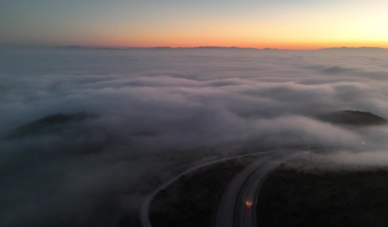 Gönen’de sis etkisi, renkli görüntüler oluşturdu