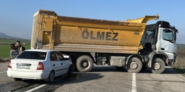 OTOMOBİL KAMYONUN ALTINA GİRDİ: 1 YARALI