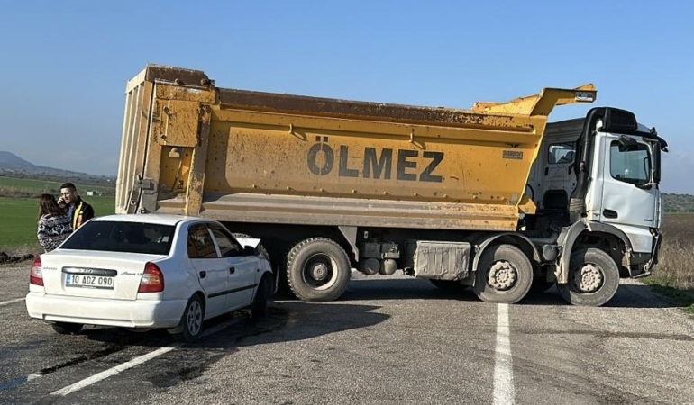 Otomobil kamyonun altına girdi: 1 Yaralı