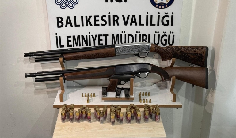 Havran’da ruhsatsız silah operasyonu: Çok sayıda silah ve mühimmat ele geçirildi