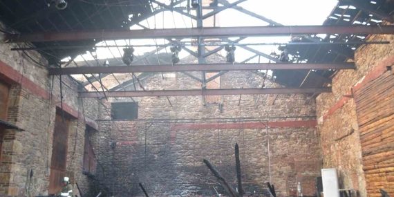 Festivalin final gecesinden çıkan yangın 2 tarihi binayı küle çevirdi