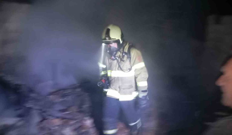 Erdek’te gece saatlerinde dam yangını paniğe neden oldu