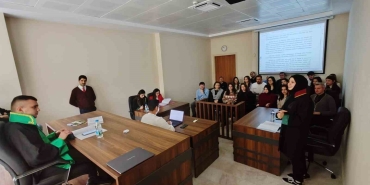 HUKUK FAKÜLTESİ ÖĞRENCİLERİ KURGUSAL MAHKEMEDE EĞİTİM ALIYOR