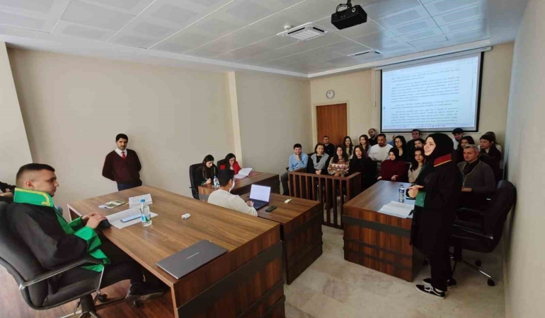 Hukuk Fakültesi öğrencileri kurgusal mahkemede eğitim alıyor