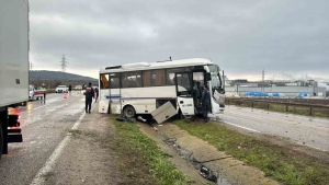 BALIKESİR'DE İŞÇİ SERVİSİ KAZA YAPTI: 4 YARALI GÖNEN'DE İÇİNDE 18 İŞÇİNİN BULUNDUĞU SERVİS YOLDAN ÇIKARAK REFÜJE ÇARPTI
