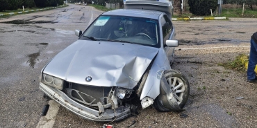 TRAFİK IŞIKLARINA ÇARPTI