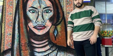 BANDIRMA'DA SPREY BOYA İLE ESKİ HALILAR SANATA DÖNÜŞÜYOR SPREY BOYAYLA HALILARA SANATSAL DOKUNUŞ BANDIRMA'DA HALI ÜZERİNDE SANAT GELENEKSEL MOTİFLER MODERN SANATLA BULUŞTU