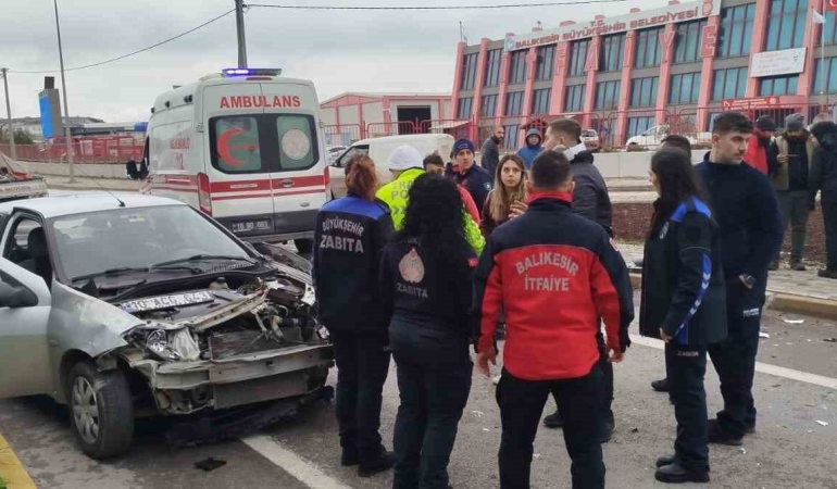 Bandırma’da kavşakta meydana gelen kazada 3 kişi yaralandı