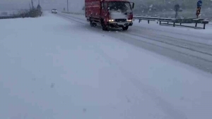 BALIKESİR-BURSA YOLUNDA TIR KAYDI, TRAFİK AKSADI