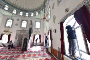 ALTIEYLÜL BELEDİYESİ EKİPLERİNDEN İBADETHANE TEMİZLİĞİ RAMAZAN AYI ÖNCESİ TEMİZLİK SEFERBERLİĞİ