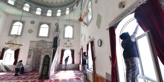 Altıeylül Belediyesi ekiplerinden ibadethane temizliği