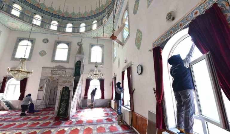 Altıeylül Belediyesi ekiplerinden ibadethane temizliği