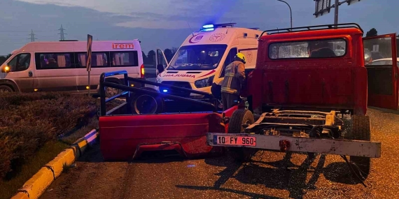 Balıkesir’de servis aracı ile kamyonet çarpıştı; 1 yaralı