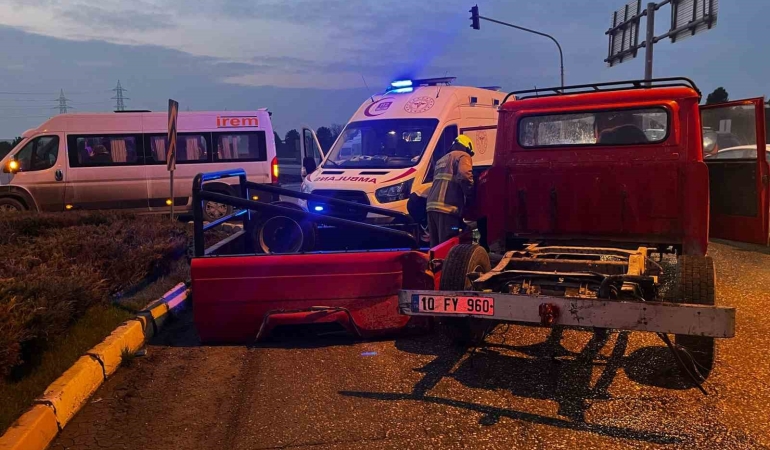Balıkesir’de servis aracı ile kamyonet çarpıştı; 1 yaralı