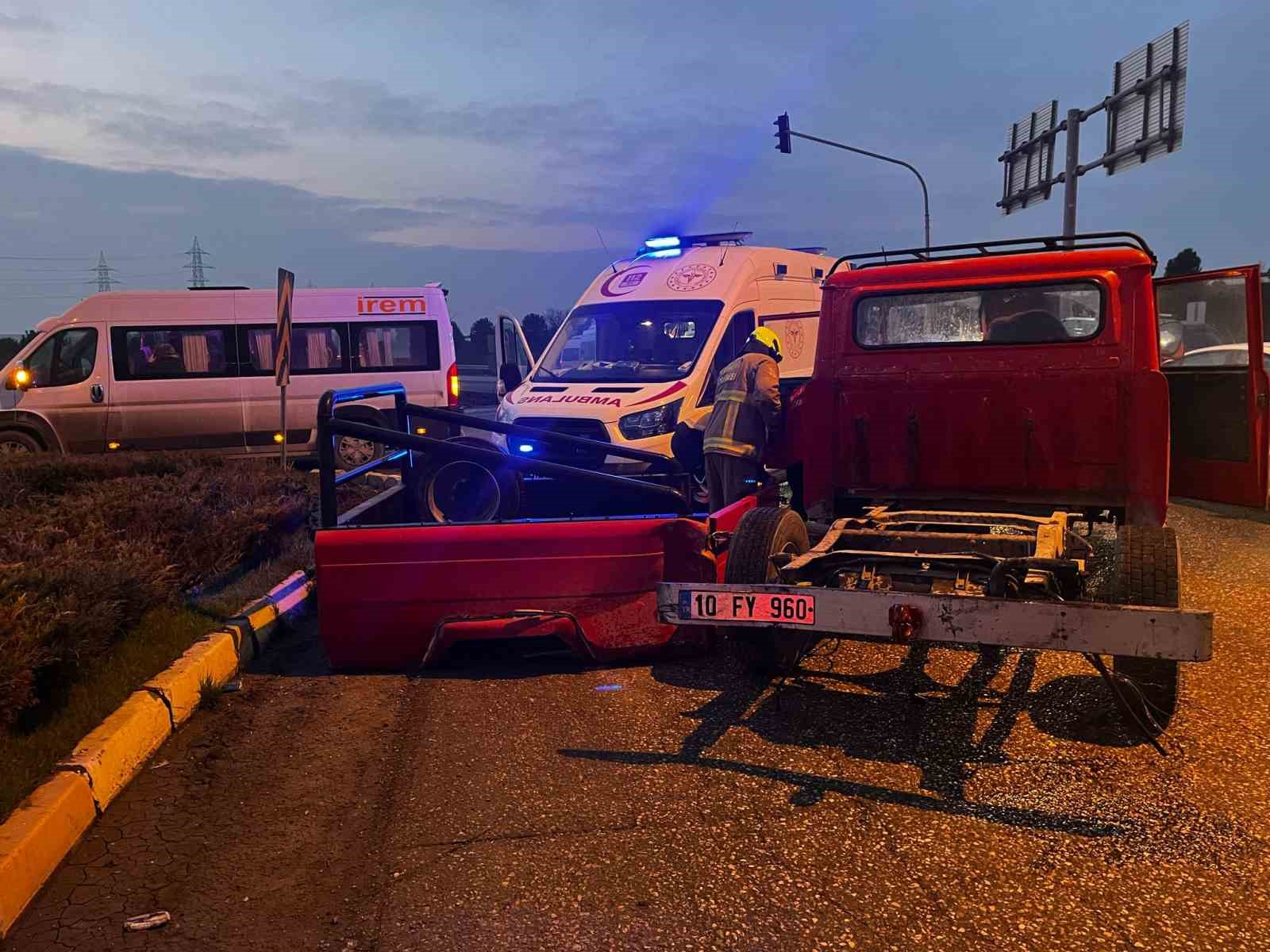 BALIKESİR'DE SERVİS ARACI İLE KAMYONET ÇARPIŞTI; 1 YARALI