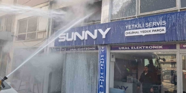 BALIKESİR'DE KORKUTAN ELEKTRONİK SERVİSİ YANGINI