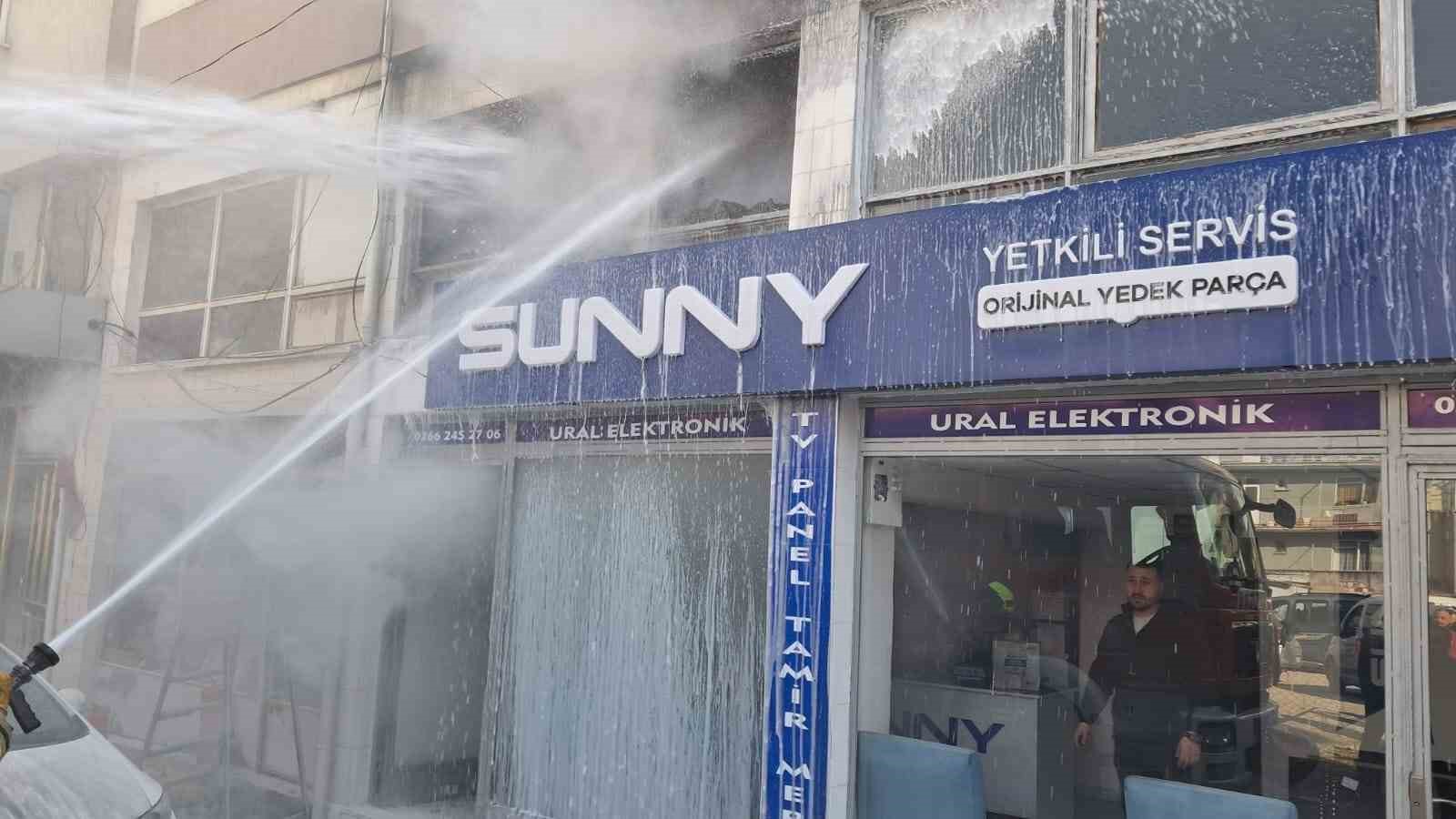 BALIKESİR'DE KORKUTAN ELEKTRONİK SERVİSİ YANGINI