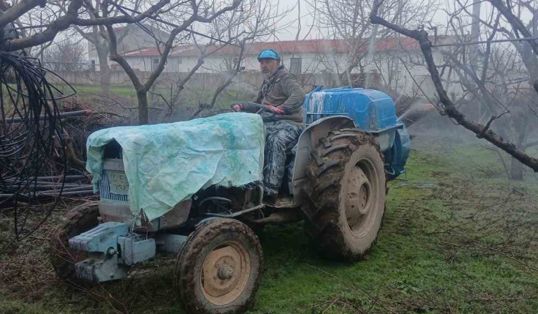 Balıkesir’de şeftali ağaçlarının ilaçlanması başladı