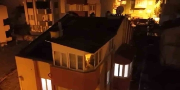 FETÖ FİRARİLERİ SAKLANDIKLARI TERAS KATINDA YAKALANDI TERAS KATINI KAPATAN VE DIŞARI IŞIK ÇIKMAYACAK ŞEKİLDE YAPILAN TERAS KATINA OPERASYON YAPAN POLİS EKİPLERİ FİRARİ TERÖR SUÇLULARINI YAKALADI