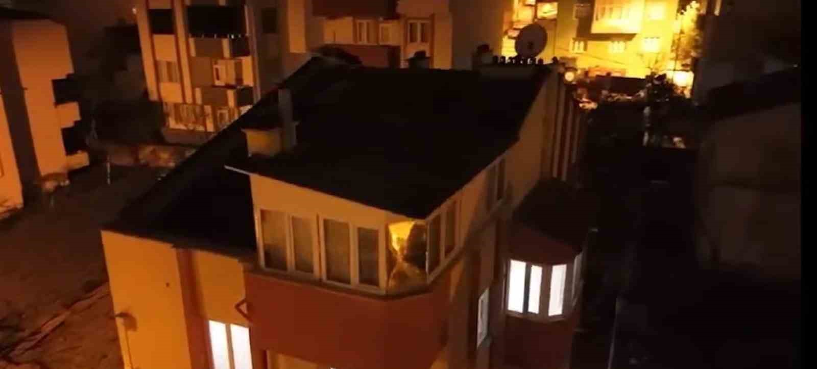 FETÖ FİRARİLERİ SAKLANDIKLARI TERAS KATINDA YAKALANDI TERAS KATINI KAPATAN VE DIŞARI IŞIK ÇIKMAYACAK ŞEKİLDE YAPILAN TERAS KATINA OPERASYON YAPAN POLİS EKİPLERİ FİRARİ TERÖR SUÇLULARINI YAKALADI