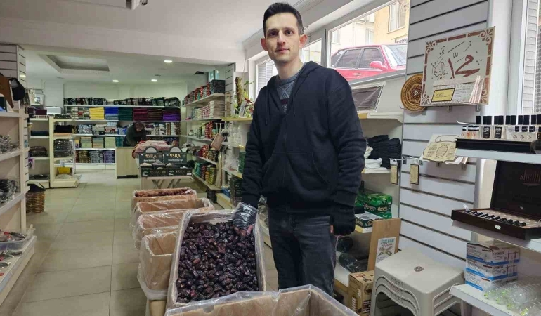 Bandırma’da Ramazan öncesi hurma satışlarında yoğunluk artıyor