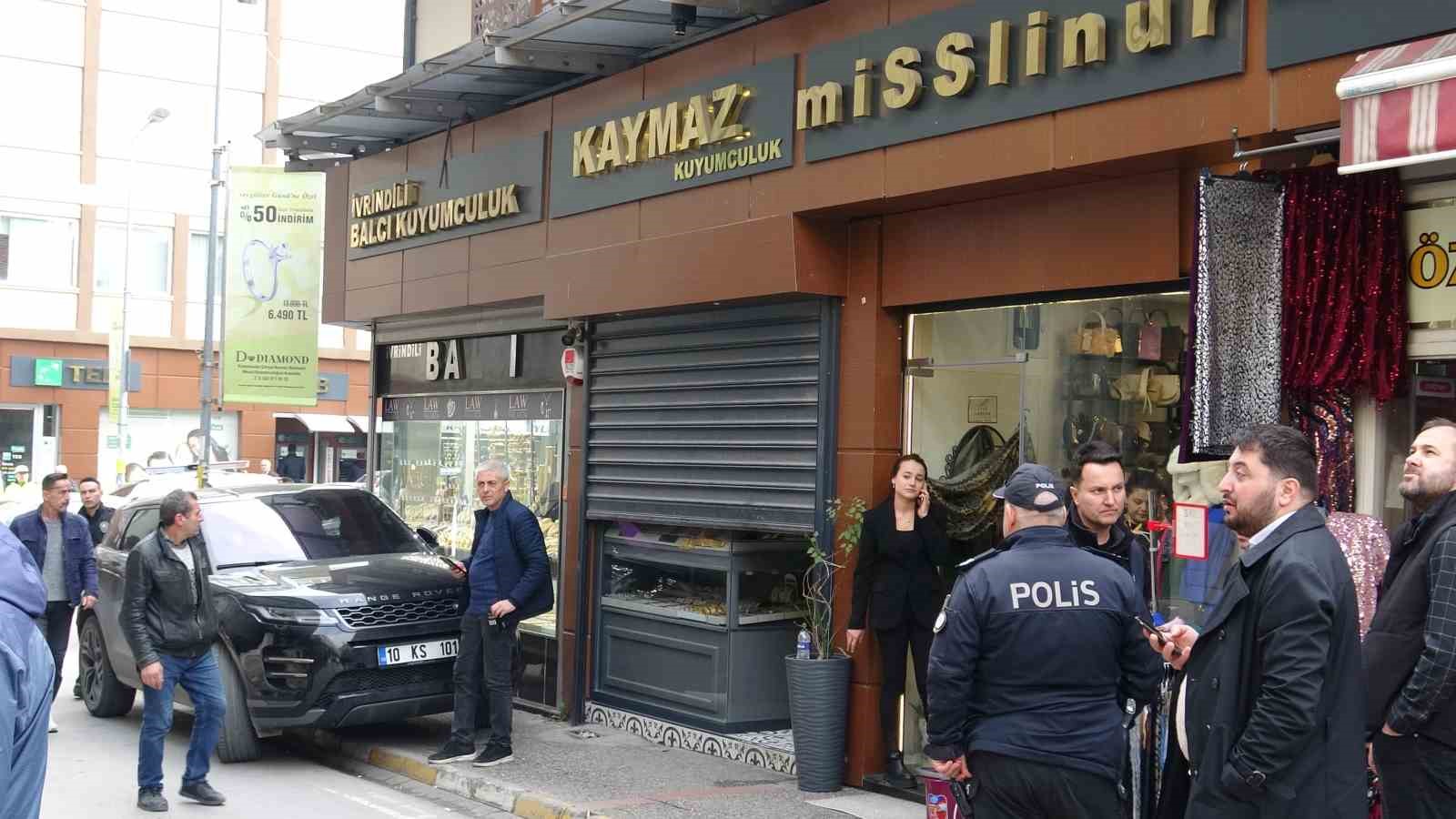 BALIKESİR'DE SİLAHLI VE MASKELİ SOYGUN KUYUMCUYA GİREN SİLAHLI VE MASKELİ SOYGUNCU YOLDAN GEÇENLERİN BAĞIRMASI ÜZERİNE KAÇARAK UZAKLAŞTI