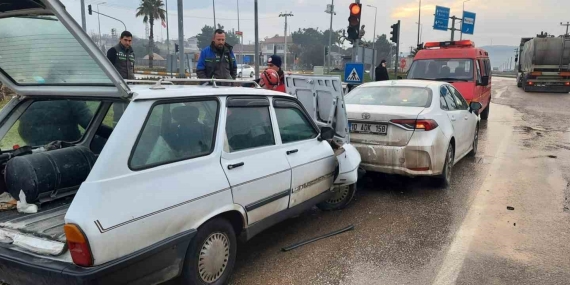 Balıkesir’de ışıklarda çarpışan araçlarda hasar oluştu