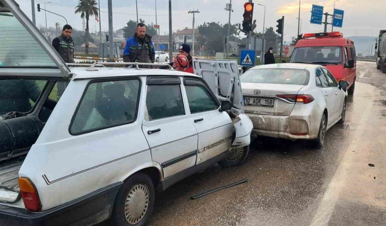 Balıkesir’de ışıklarda çarpışan araçlarda hasar oluştu