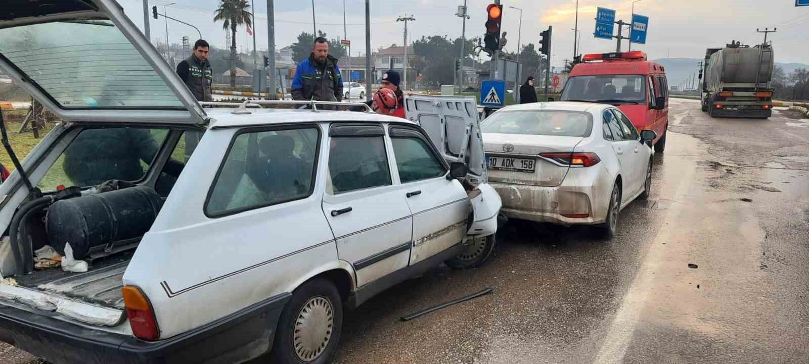 BALIKESİR'DE IŞIKLARDA ÇARPIŞAN ARAÇLARDA HASAR OLUŞTU
