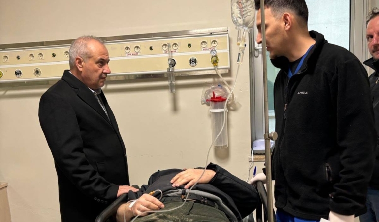 AK Parti Gönen İlçe Başkanı Zekeriyya Dağlı’dan Kaza Geçiren İşçilere Ziyaret