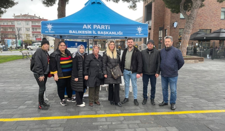 AK Parti Gönen İlçe Teşkilatı Cumhuriyet Meydanı’nda Vatandaşlarla Buluştu