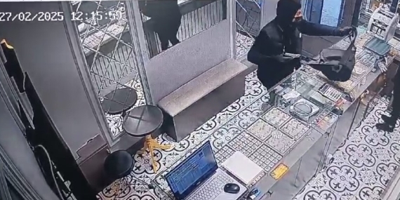 Balıkesir’de kuyumcuyu soyma girişimi kamerada