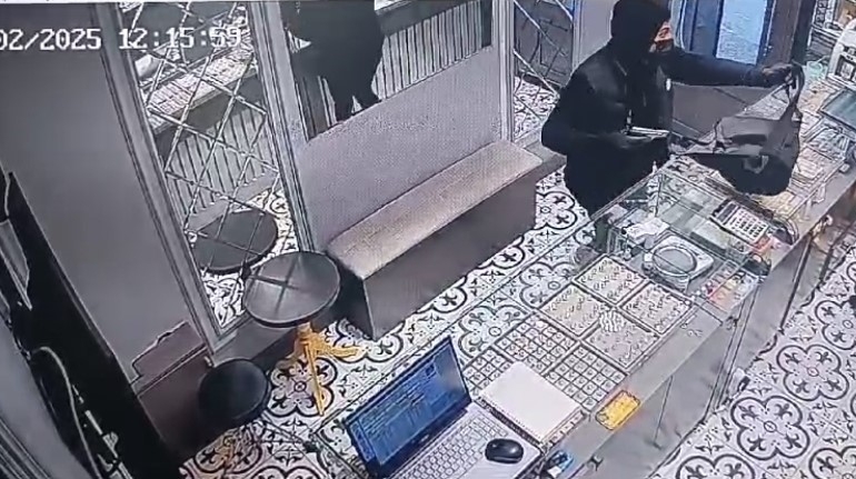 Balıkesir’de kuyumcuyu soyma girişimi kamerada