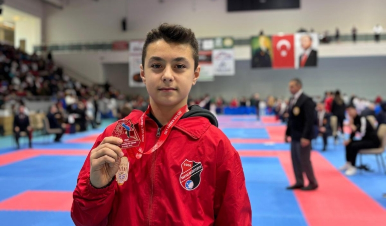 Manyaslı karateciler Ege Karate Ligi’nden madalyalarla döndü