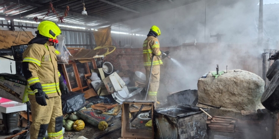 Samanlık Yanındaki Depoda Yangın Paniği