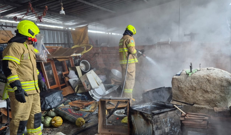 Samanlık Yanındaki Depoda Yangın Paniği