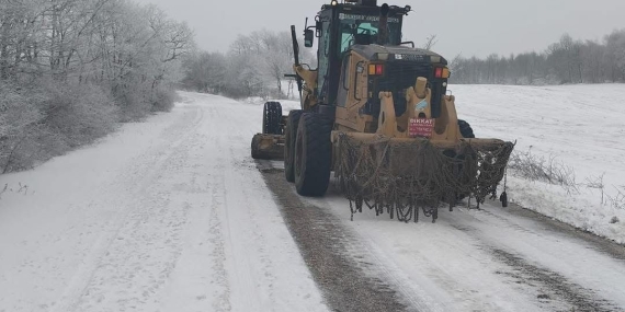 Gönen’de karla mücadele çalışmaları sürüyor