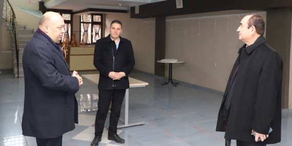 Gönen Belediyesi konferans salonu yenileniyor