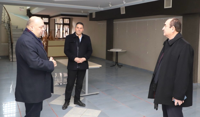 Gönen Belediyesi konferans salonu yenileniyor