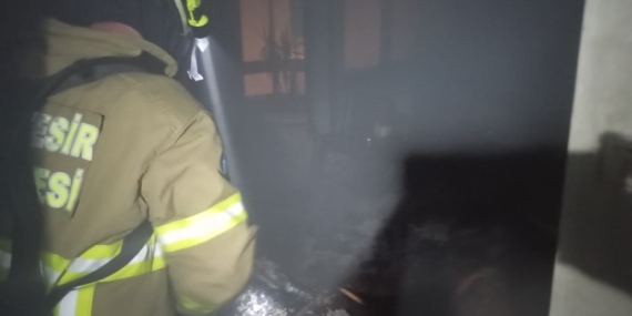 Erdek’te çakmak gazı yangına neden oldu: Alevlerin arasında kalan kedi kurtarıldı